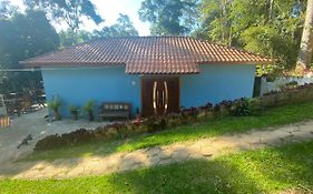 Casa de campo com muito verde e paz/2 quartos/Wi-Fi/churrasqueira/ deck/ trilha/ minha cachoeira